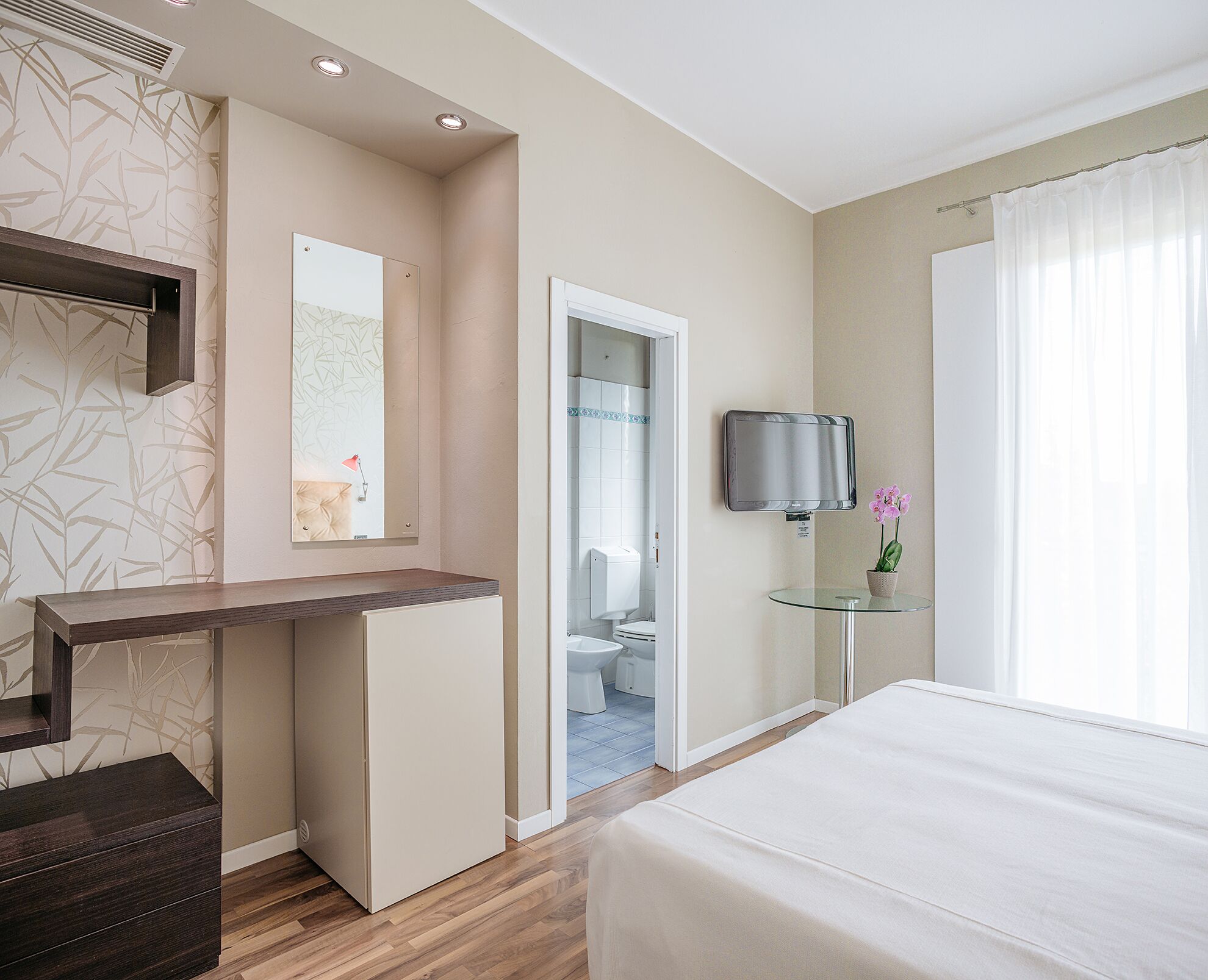 standard room, non smoking | minibar, in-room safe, individually furnished, desk