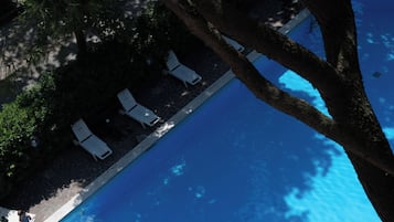 Piscina stagionale all'aperto, lettini