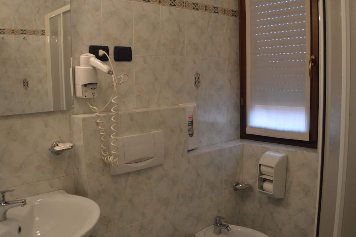 quadruple room | bathroom | free toiletries, hair dryer, towels, soap