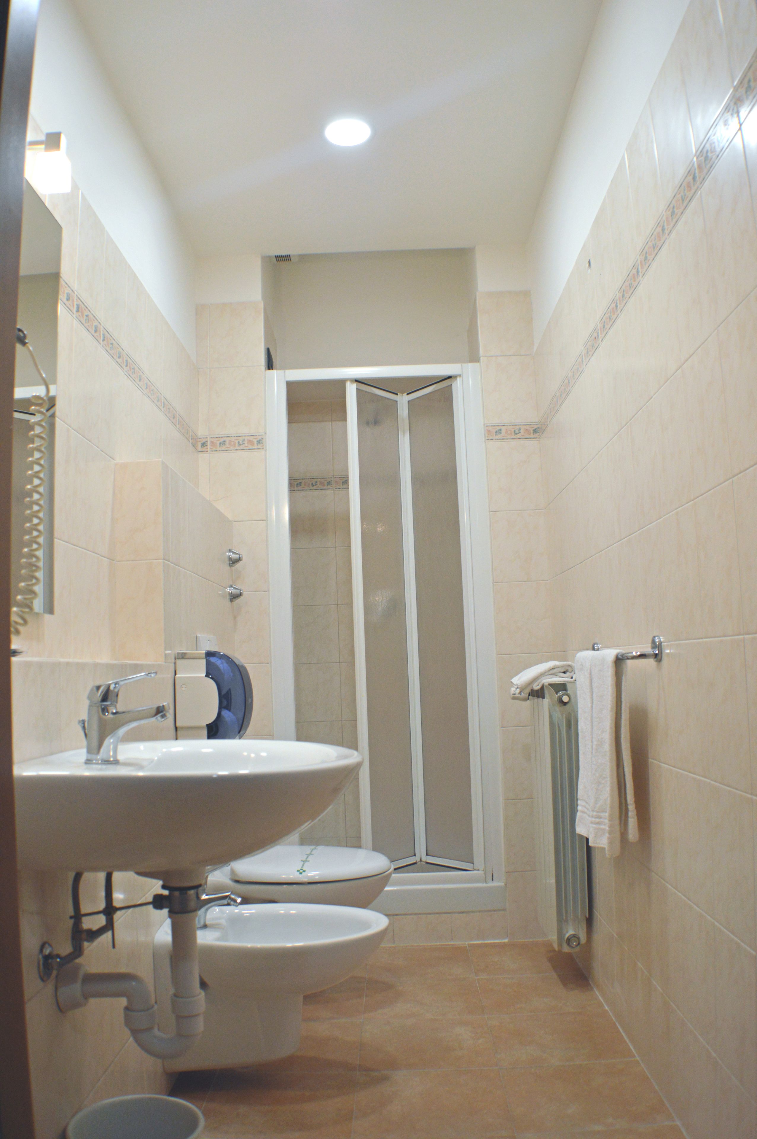 triple room | bathroom | free toiletries, hair dryer, towels, soap