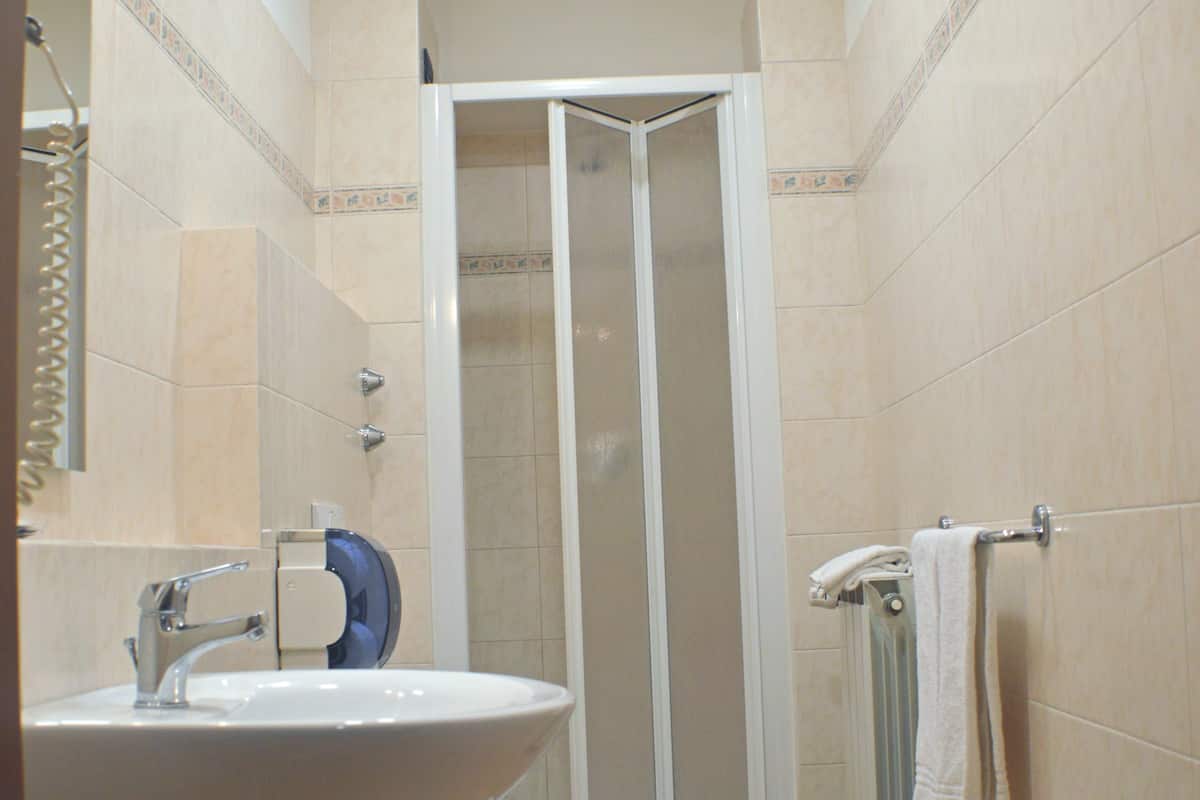 triple room | bathroom | free toiletries, hair dryer, towels, soap