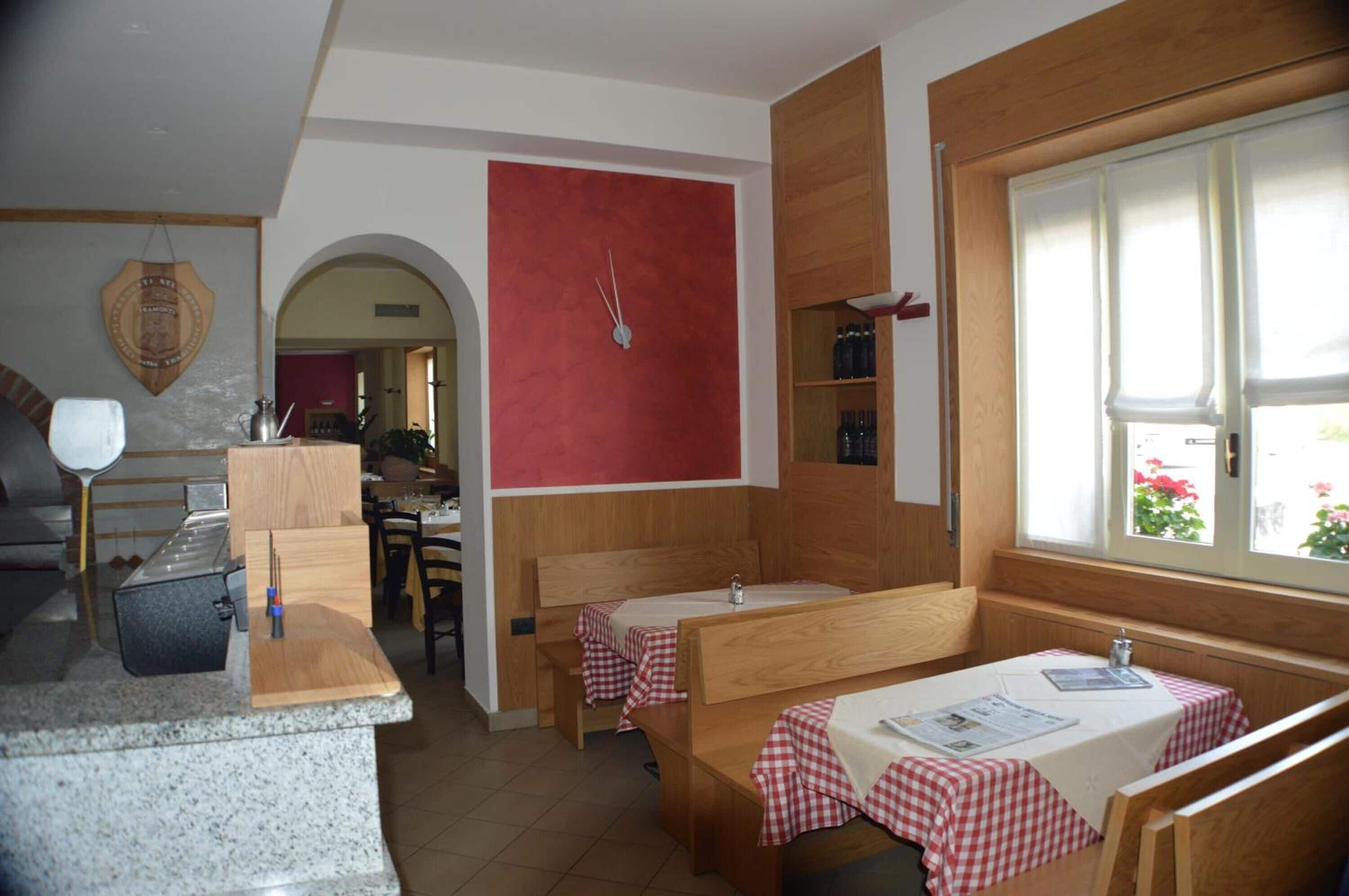 lunch and dinner served, italian cuisine