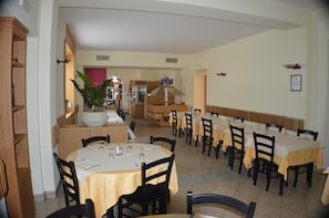Lunch and dinner served, Italian cuisine
