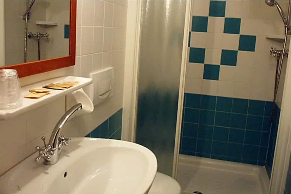 single room, mountainside (with balcony) | bathroom | shower, rainfall showerhead, free toiletries, hair dryer