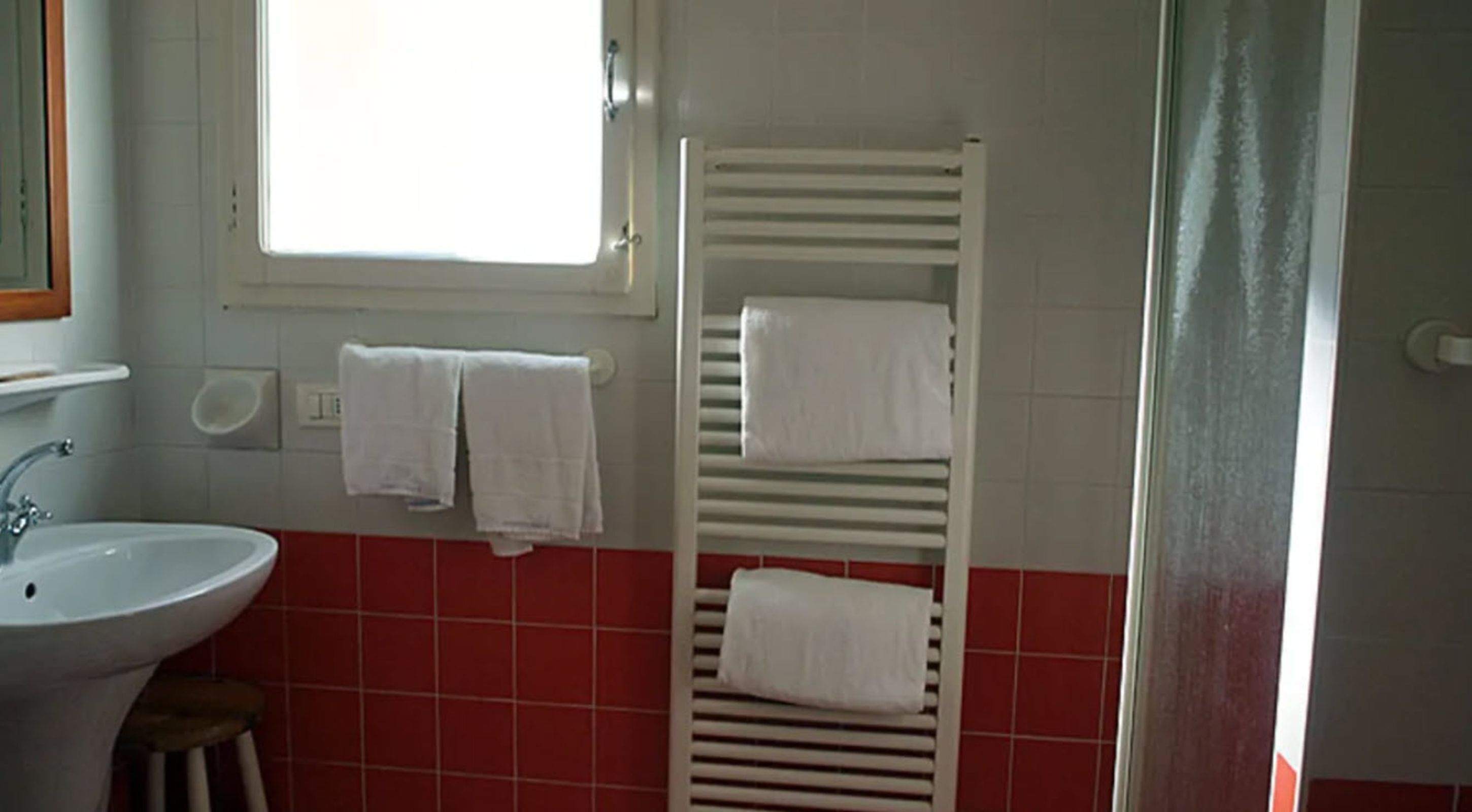 classic double or twin room, 1 queen bed, lake view (lake view) | bathroom | shower, rainfall showerhead, free toiletries, hair dryer