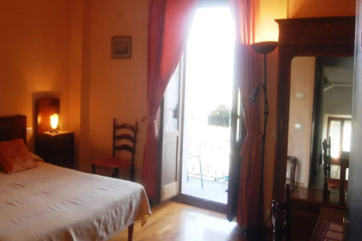 Klassieke kamer, 1 twee- of 2 eenpersoonsbedden, balkon, uitzicht op gebergte | Een strijkplank/strijkijzer, gratis wifi, beddengoed
