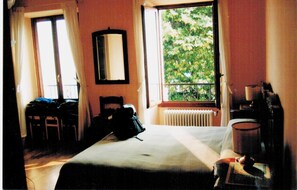 Tabla de planchar con plancha, wifi gratis, ropa de cama
