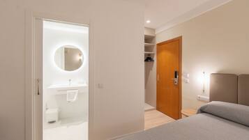 Eenpersoonskamer | Een minibar, een kluis op de kamer, een bureau, verduisterende gordijnen