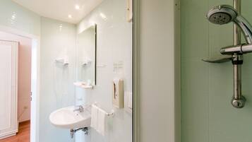 Einzelzimmer | Badezimmer | Kostenlose Toilettenartikel, Haartrockner, Bidet, Handtücher