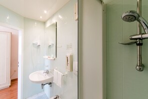 Habitación individual | Baño | Amenidades de baño gratuitas, secadora de cabello, bidet, toallas 