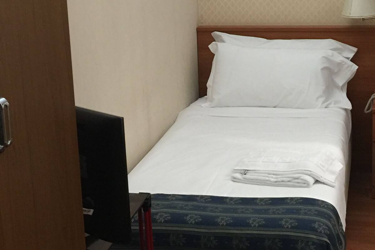 Economy Single Room, 1 Single Bed, Shared Bathroom | Premium bedding, down duvets, memory-foam beds, minibar