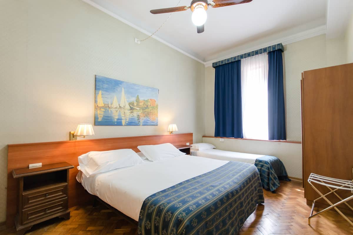 Camera doppia Economy con bagno privato esterno | Biancheria da letto di alta qualità, copriletto in piuma