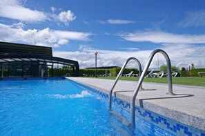 Indoor pool, outdoor pool, open 9:00 AM to 9:00 PM, pool loungers - Hotel Auditorio Santiago & SPA (Lugo)