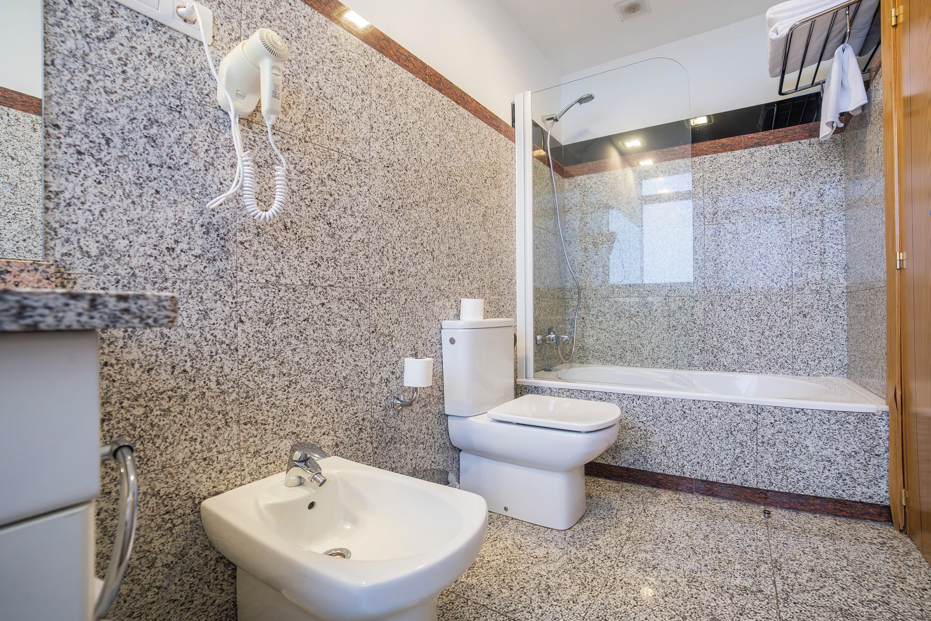 superior double room | bathroom | jetted bath, hydromassage showerhead, free toiletries, hair dryer