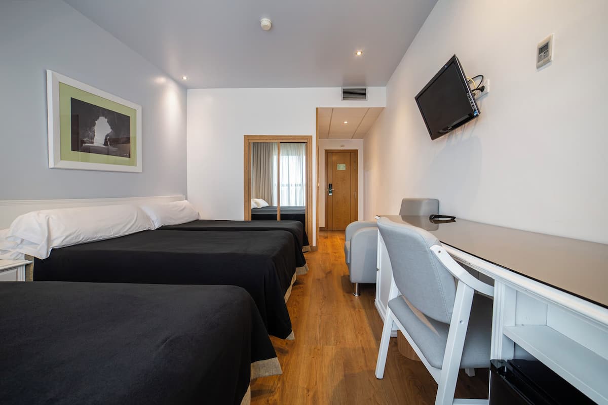 Triple Room | Minibar, desk, blackout drapes, soundproofing