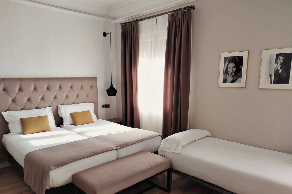 双人房 (with extra bed) | 客房内保险箱、办公桌、遮光窗帘、隔音