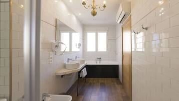 Suite | Baño | Artículos de higiene personal gratuitos, secador de pelo y toallas