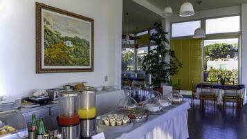 Free daily continental breakfast