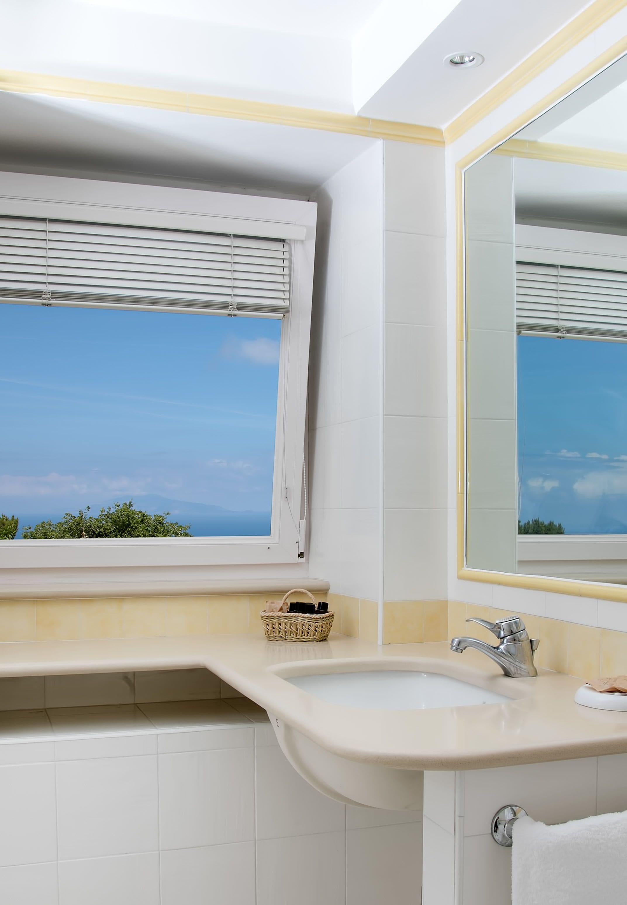 junior suite, sea view | bathroom | free toiletries, hair dryer, bidet, towels