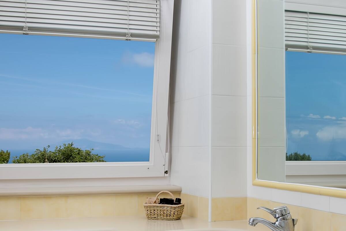 junior suite, sea view | bathroom | free toiletries, hair dryer, bidet, towels