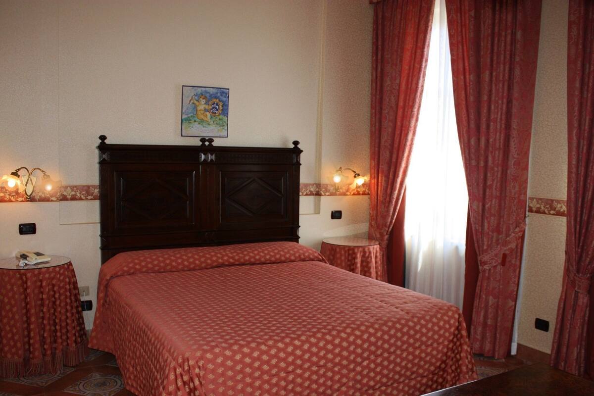 Minibar, desk, cribs (surcharge), WiFi (free)