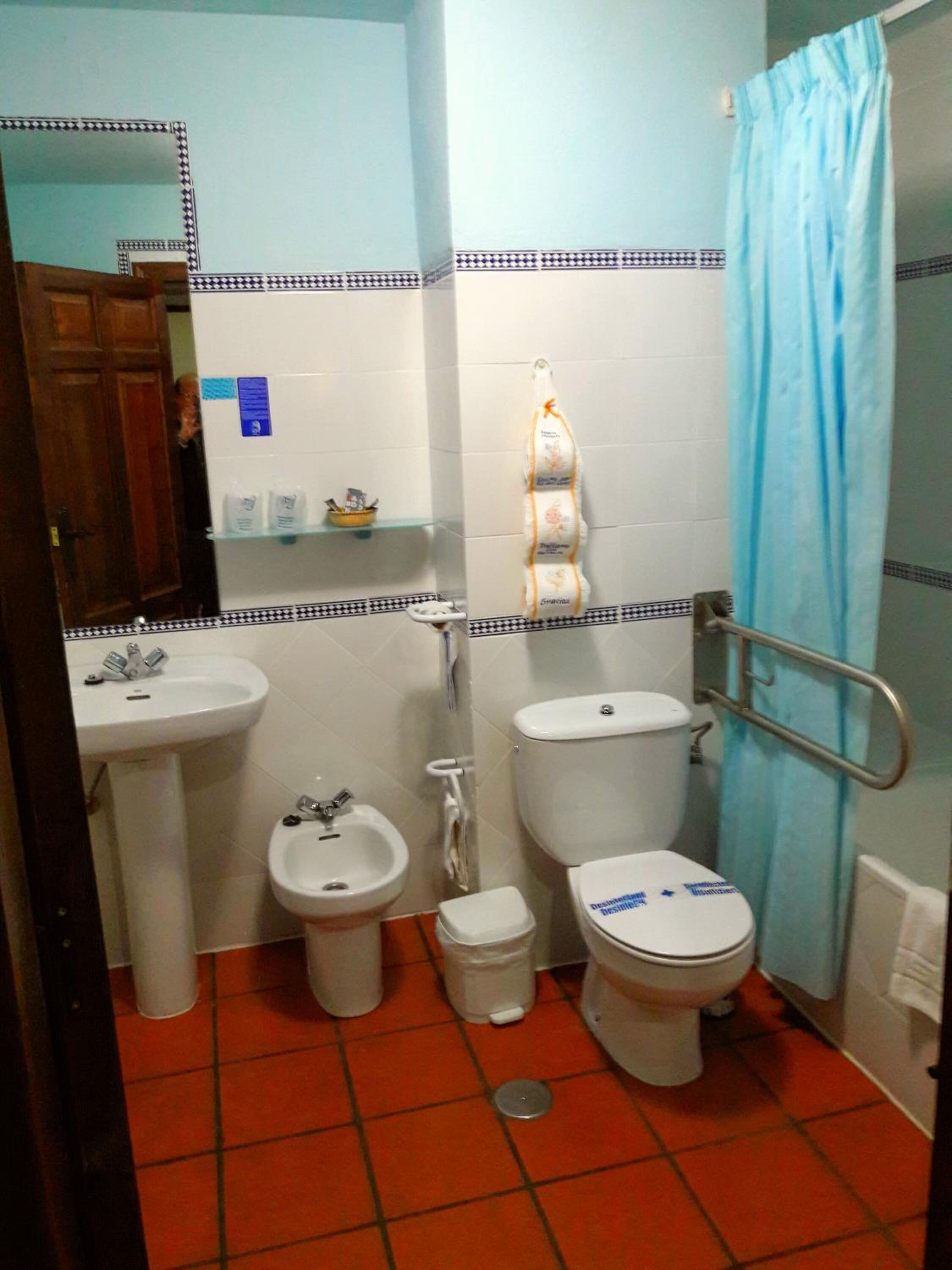 combined shower/bathtub, deep-soaking bathtub, free toiletries