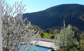 Una piscina al aire libre de temporada, sombrillas, tumbonas