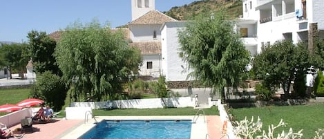 Seasonal outdoor pool, pool umbrellas, sun loungers