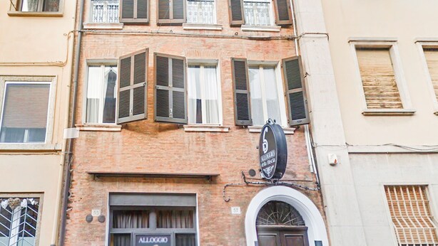 A building with a sign indicating 'Alleggio della Biscia Residence' at the ground floor. - Locanda della Biscia (Ferrara)