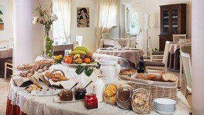 A breakfast buffet with various food items and beverages. - Hotel Corsignano (Pienza)