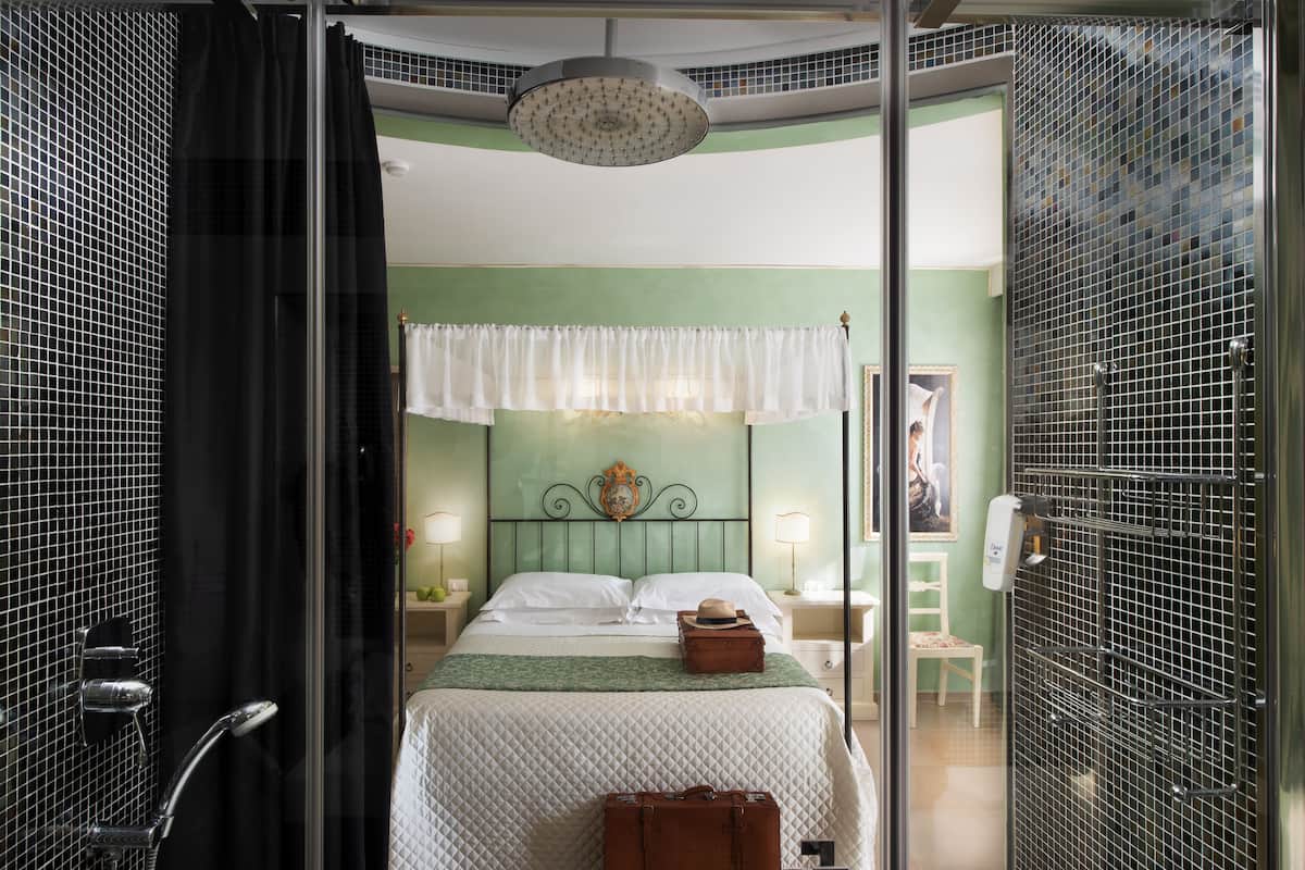 junior suite | 1 bedroom, premium bedding, down duvets, minibar