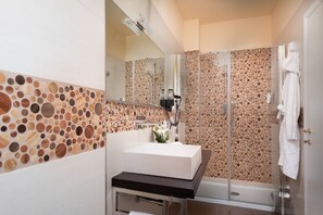 Habitación triple estándar, 1 habitación | Baño | Artículos de higiene personal de diseño, secador de pelo, bidé y toallas