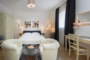 Suite Junior | Seprai premium, selimut bulu angsa, minibar, dan brankas