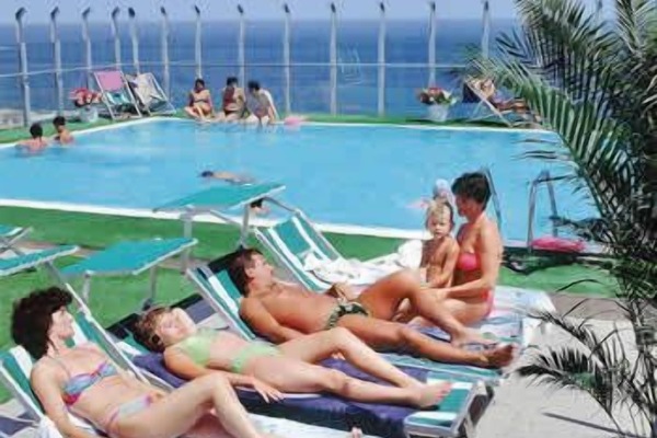 Kolam renang outdoor musiman, dengan kursi berjemur