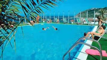 Piscina a l'aire lliure de temporada (horari: 08:30-19:00) i gandules