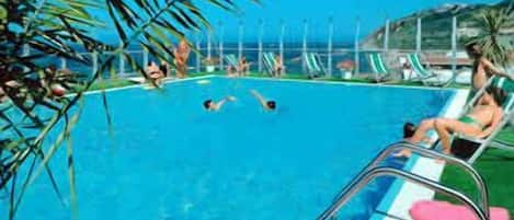 Seasonal outdoor pool, open 8:30 AM to 7:00 PM, pool loungers