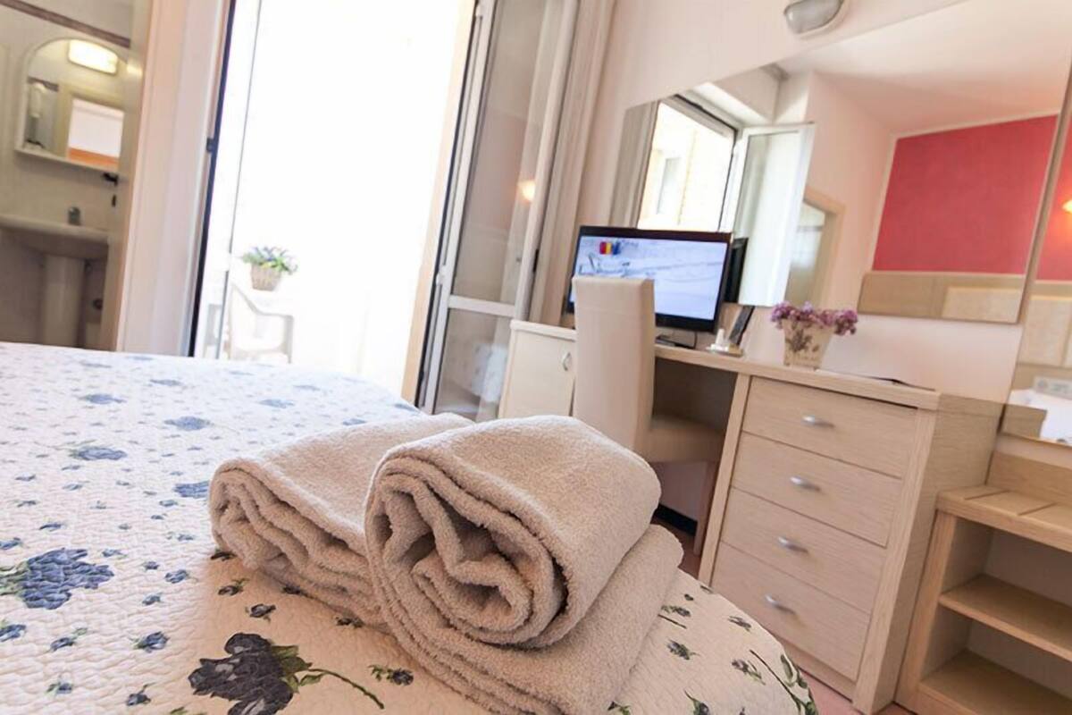double room, sea view | 1 bedroom, minibar, in-room safe, desk