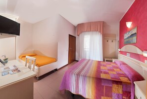 A bedroom with a bed, a desk, and a TV. - Hotel Napoleon (Gabicce Mare)