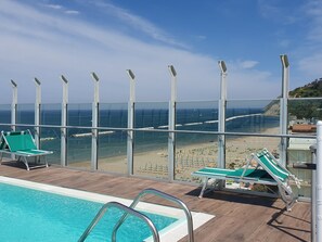 Sesongbasert utendørsbasseng og solsenger