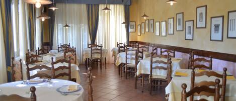 Se sirven almuerzos y cenas, cocina italiana