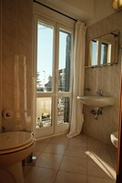 Ducha, artículos de tocador gratuitos, secador de pelo, bidet