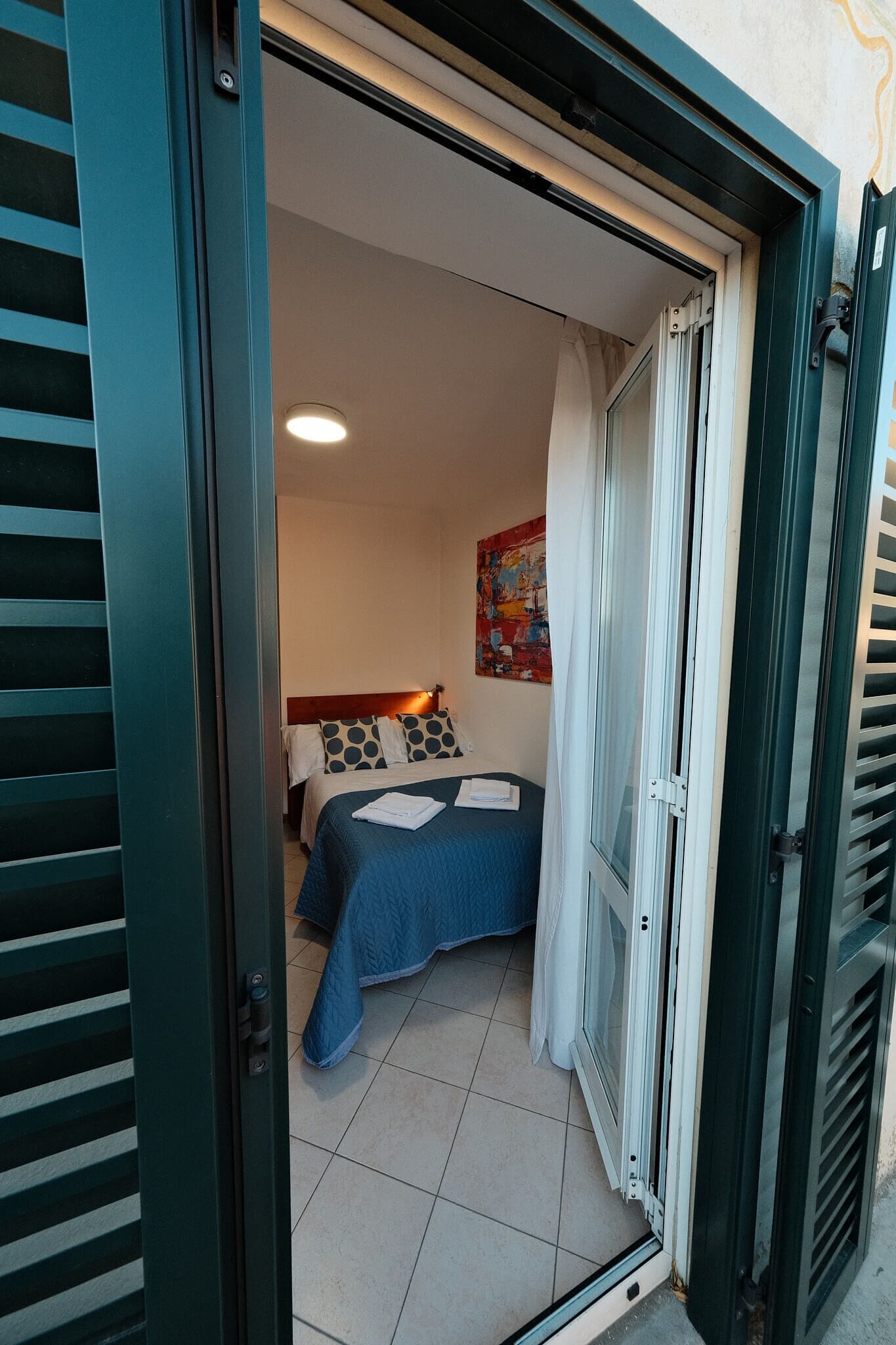 Rom (Singola) | Allergitestet sengetøy, minibar, skrivebord og skrivebord for bærbar PC