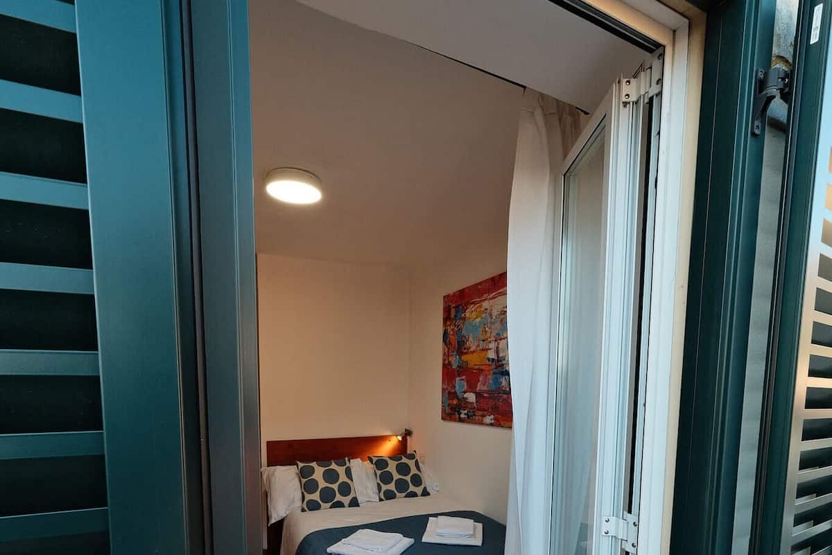 Rom (Singola) | Allergitestet sengetøy, minibar, skrivebord og skrivebord for bærbar PC