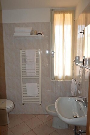Shower, free toiletries, hair dryer, bidet - Locanda Milano 1873 (Brunate)