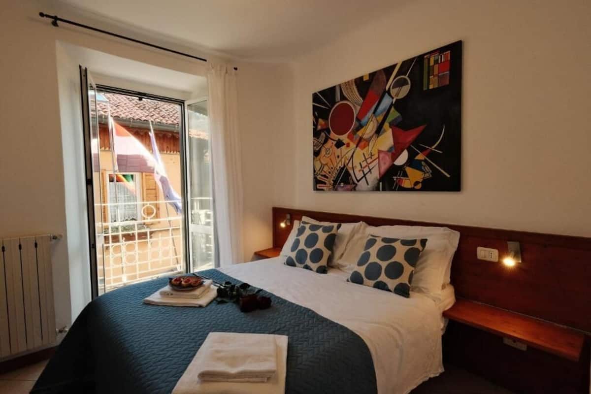 Dobbeltrom (Piccola) | Allergitestet sengetøy, minibar, skrivebord og skrivebord for bærbar PC