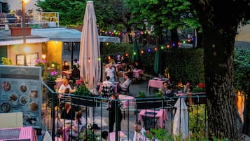 Se sirven almuerzos y cenas, cocina italiana