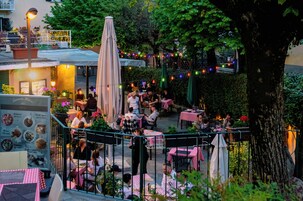 Se sirven almuerzos y cenas, cocina italiana