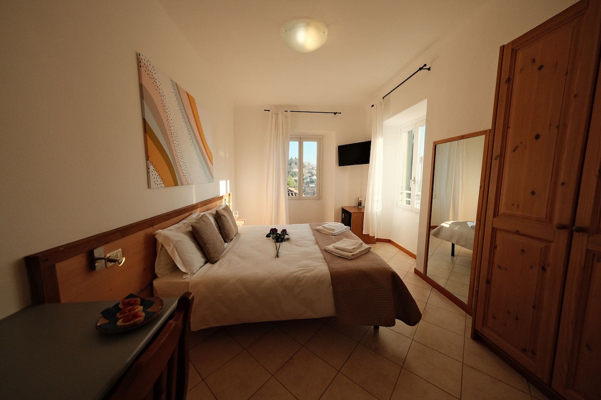 Tweepersoonskamer | Hypoallergeen beddengoed, een minibar, een bureau, een laptopwerkplek