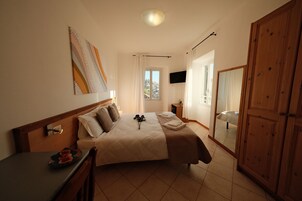 双人房 | 防过敏的被褥、迷你吧、办公桌、笔记本电脑工作区