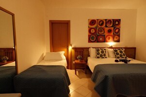 Ropa de cama hipoalergénica, minibar y escritorio 